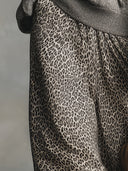 Elegante en veelzijdige grijze A-lijn rok met luipaardprint