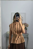 Blusa peplum vintage com riscas contrastantes e folhos