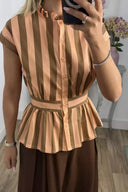 Blusa peplum vintage com riscas contrastantes e folhos