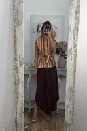 Blusa peplum vintage com riscas contrastantes e folhos