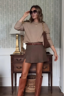 Ensemble pull en maille confortable et mini-jupe plissée