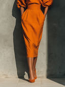 Conjunto de blusa naranja de manga media y falda midi para mujer