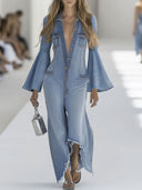 Tuta casual retrò in denim azzurro chiaro con maniche lunghe, gamba larga e orlo grezzo