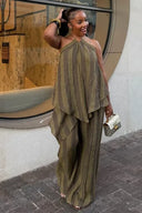 Set con top smanicato con scollo all'americana e pantaloni a gamba larga