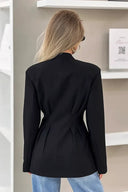 V-udskåret blazer, der fremhæver taljen