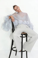 Top tipo capa em organza transparente adornado com pétalas