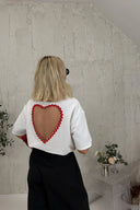 T-shirt branca Heartly com recorte de coração nas costas