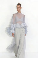 Top tipo capa em organza transparente adornado com pétalas