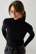 Pull noir à col roulé et coupe ajustée