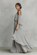 Completo due pezzi grigio in chiffon con spalle scoperte