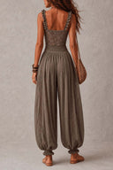 Set con top a fascia in pizzo grigio e pantaloni harem in cotone plissettato
