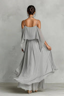 Completo due pezzi grigio in chiffon con spalle scoperte