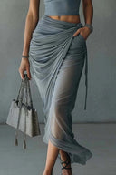 Completo con T-shirt blu corta e gonna drappeggiata in mesh trasparente