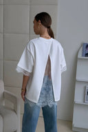 T-shirt com painel de renda e abertura nas costas
