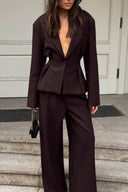 Completo sartoriale marrone con vita sagomata