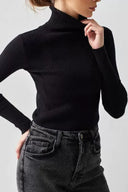Pull noir à col roulé et coupe ajustée