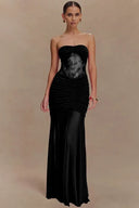 Trägerloses, plissiertes Maxikleid mit Cut-out