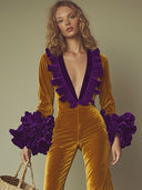 Modefest lilla flæse jumpsuit med lange ærmer, vidde og gyldent fløjl
